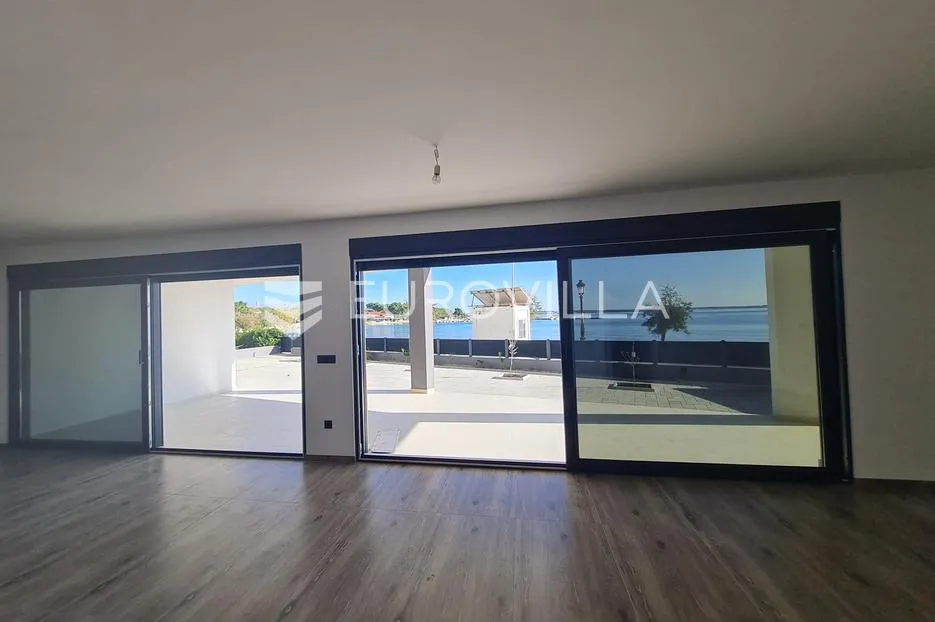 vir, luksuzan apartman s 3 spavaće sobe, prvi red do mora, centar otoka - slika 3