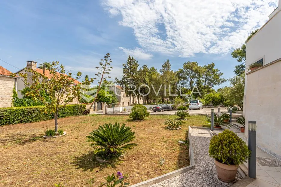 brač, prekrasna vila s velikom okućnicom 20 m od mora - slika 5
