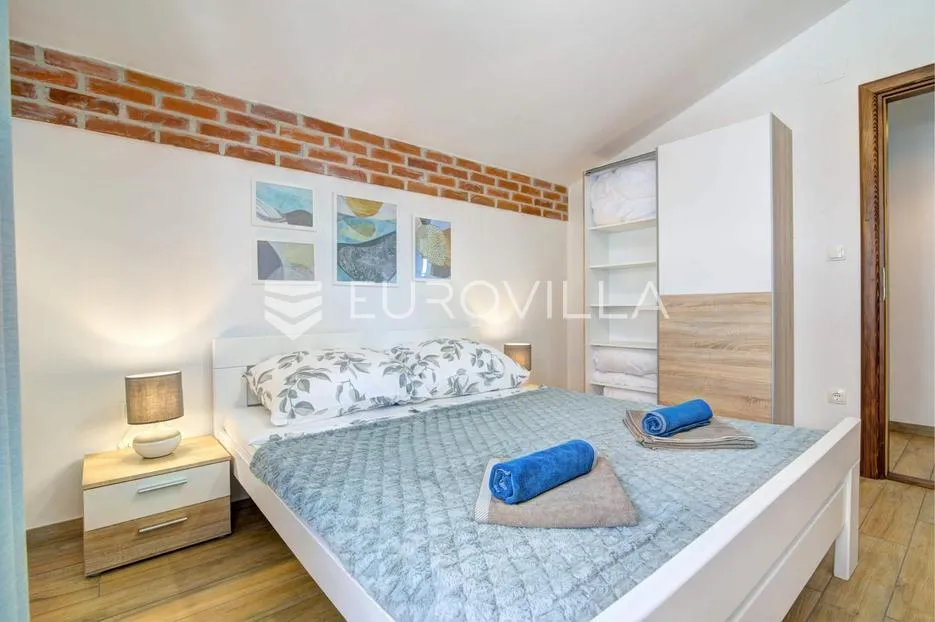 senj, kuća s četiri apartmana i bazenom, 346 m² - slika 16