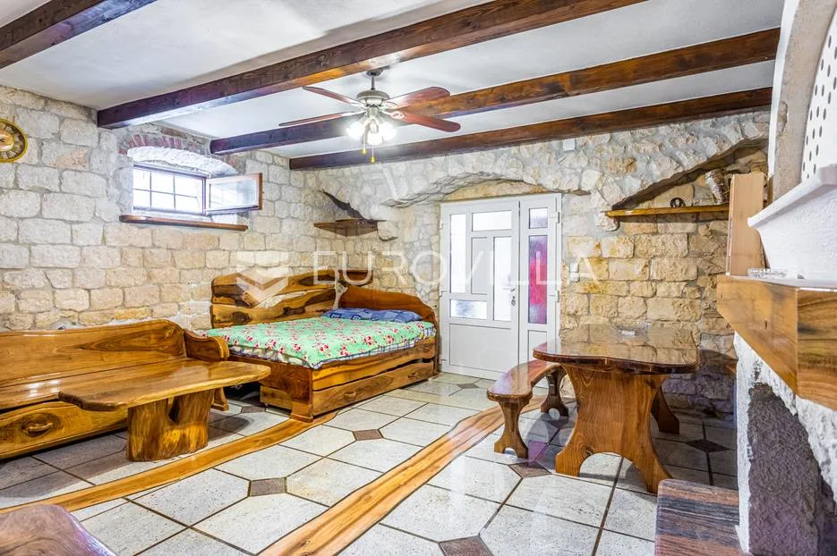 trogir, autohtona kamena kuća s pogledom na more - slika 11