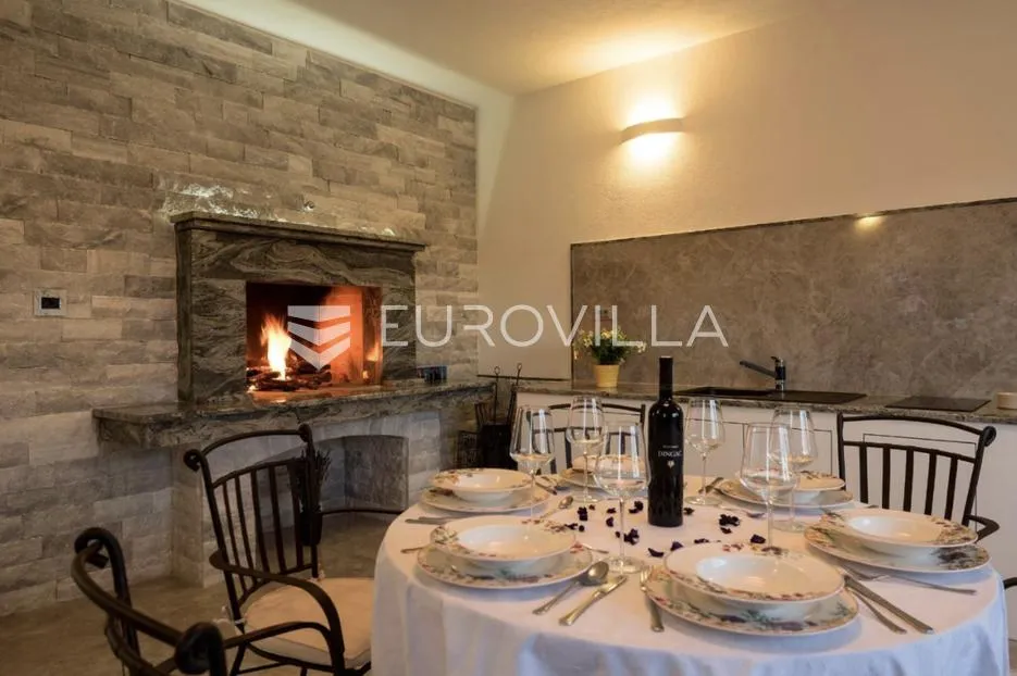 brač, donji humac, tri šarmantna objekta s bazenom na zemljištu od 1780 m² - slika 13