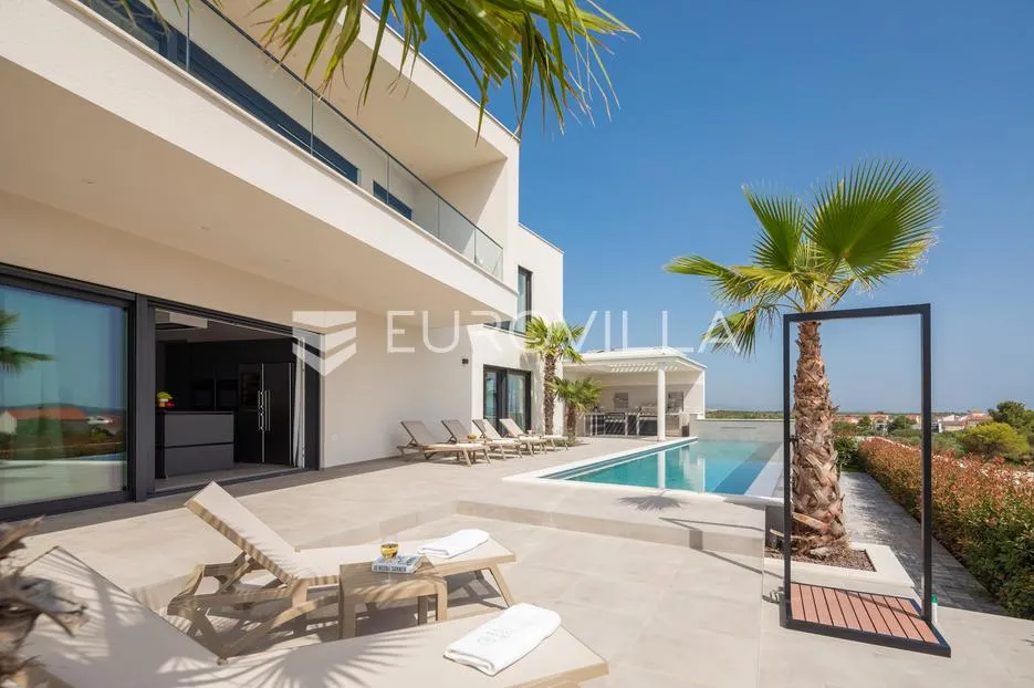 vodice, moderna vila s bazenom i pogledom na more, 332,92 m² - slika 36