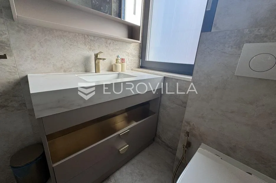 istra, rovinj, luksuzni stan 130m2 s 4 spavaće sobe na 2. katu novogradnje - najam do 1.6. - slika 9