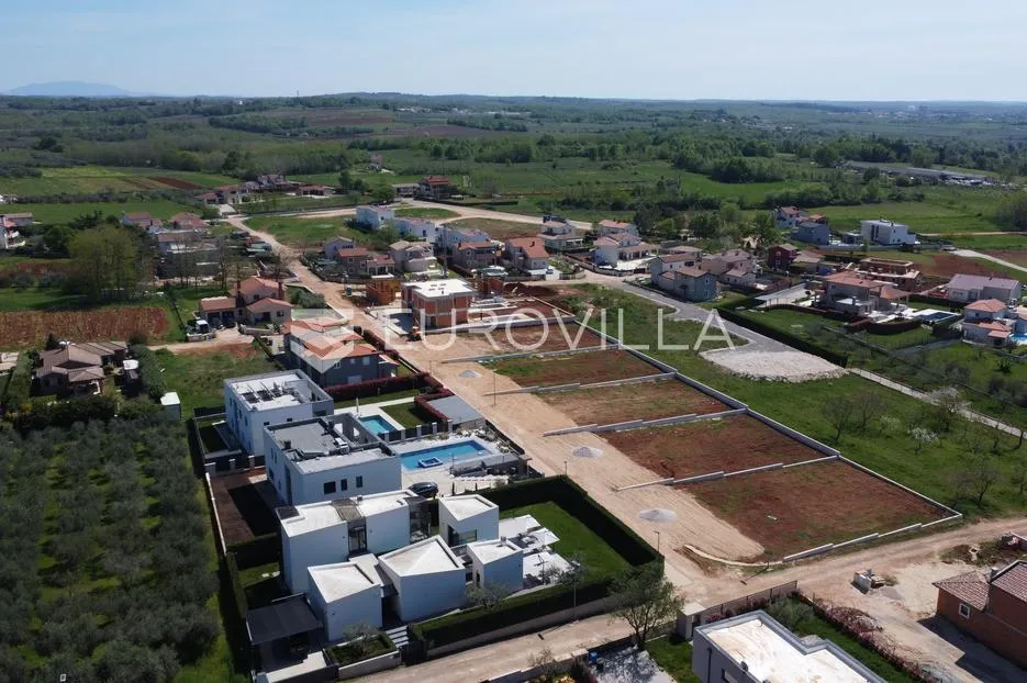 Istra, Kaštelir, građevinsko zemljište 4054m2 s projektom i pravomoćnom građevinskom dozvolom - Krančići, Kaštelir - Labinci