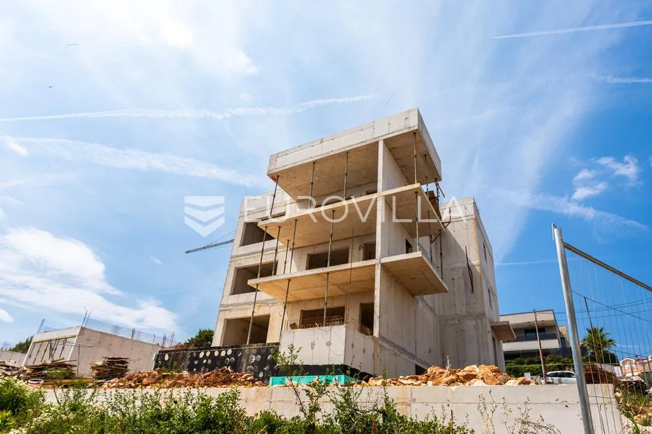 Marina, novogradnja, komforan trosoban stan ukupne površine 125,24 m²