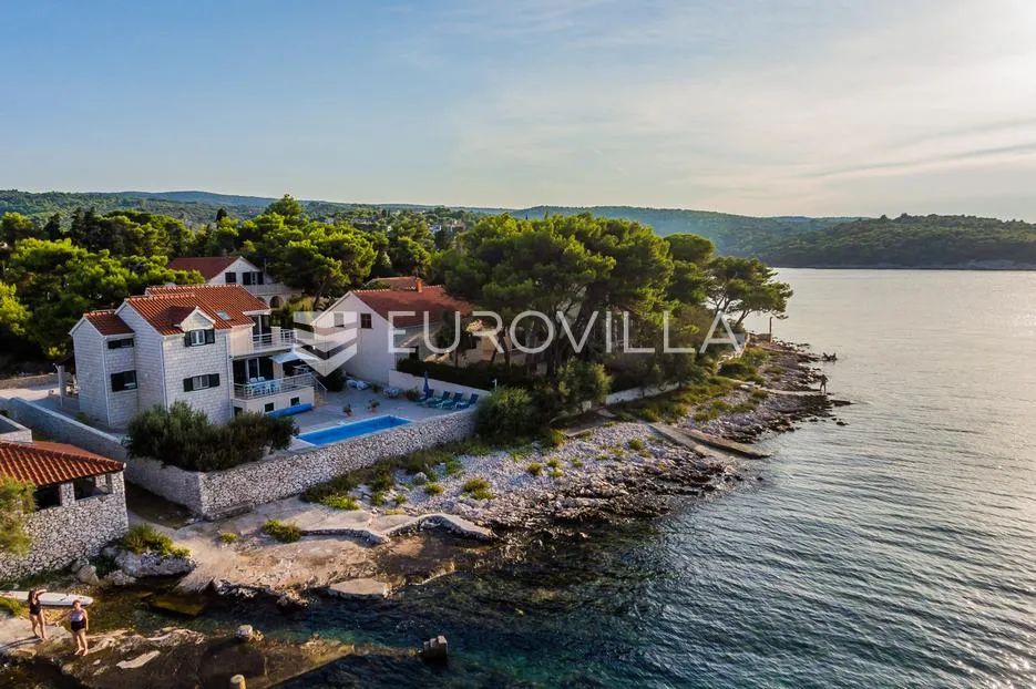 brač, splitska, vila s bazenom prvi red uz more, 180 m² - slika 3