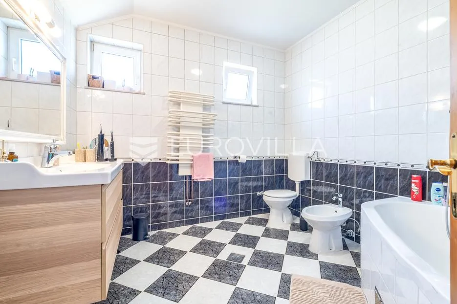 zagreb, gornja dubrava, lijepa prostrana kuća s dva stana i 3 gpm, 350 m2 - slika 13