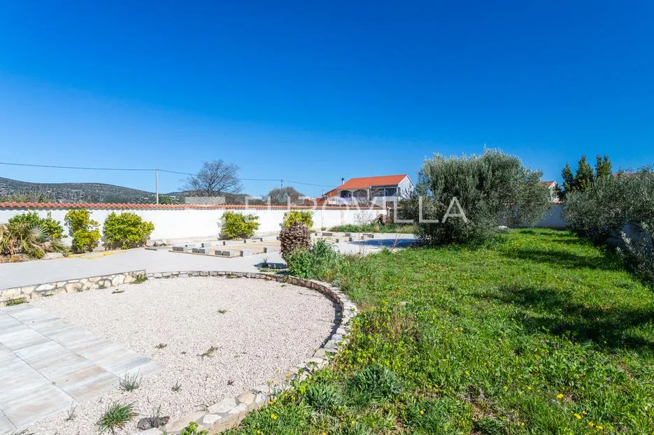 šibenik, dubrava kod tisna, vila s bazenom i velikom okućnicom - slika 31