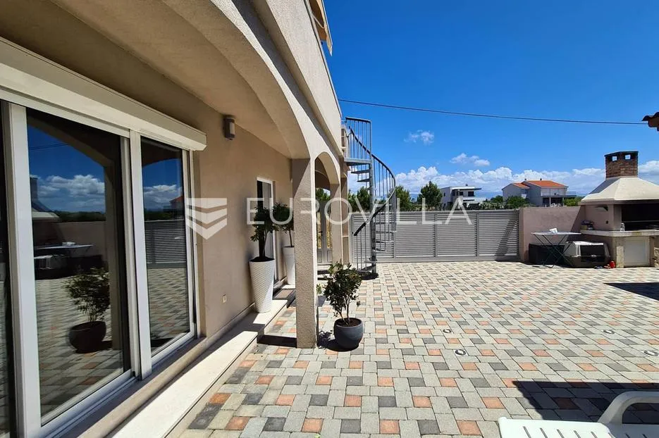 zadar, privlaka, moderna kuća sa tri apartmana u blizini mora - slika 29