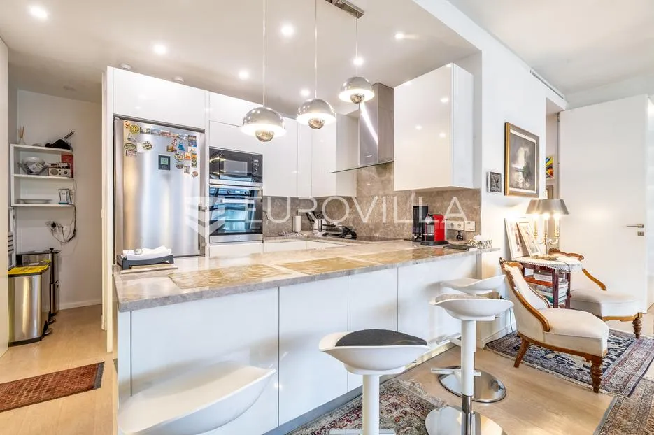ban centar, luksuzan, komforan trosoban stan površine 105 m² garaža - slika 4