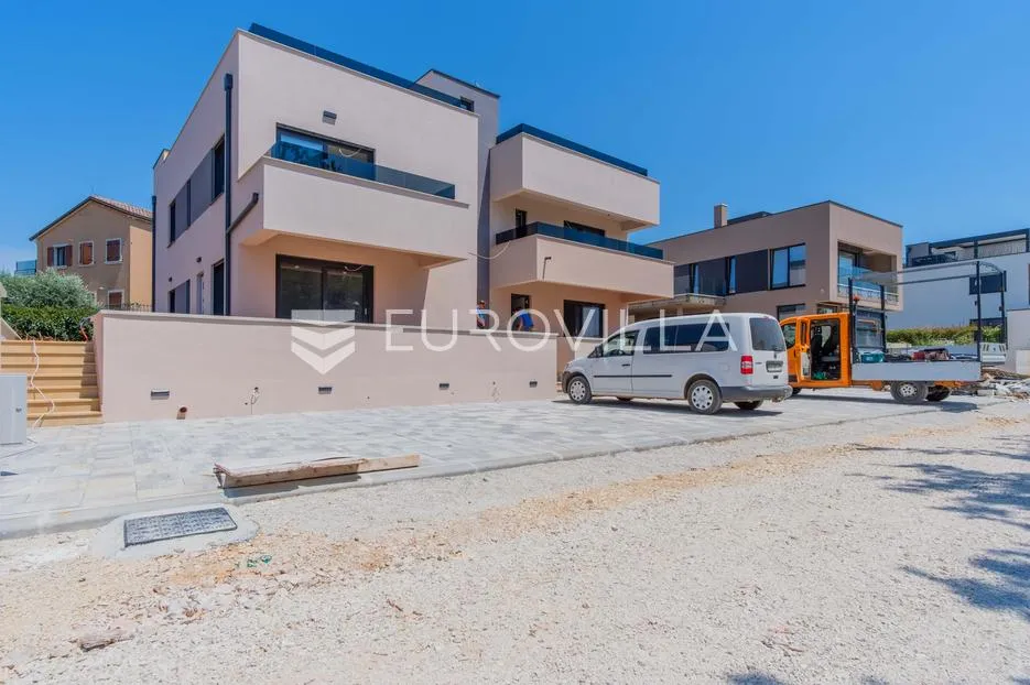 istra, poreč, trosoban stan s vrtom - slika 1
