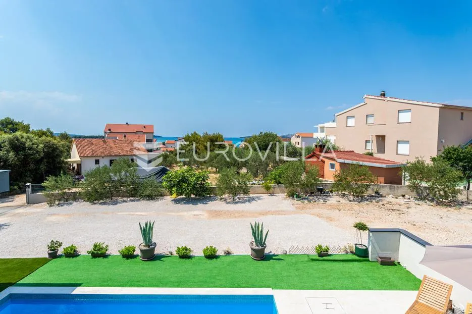 brodarica, moderna vila s bazenom, 283,62 m² - slika 36