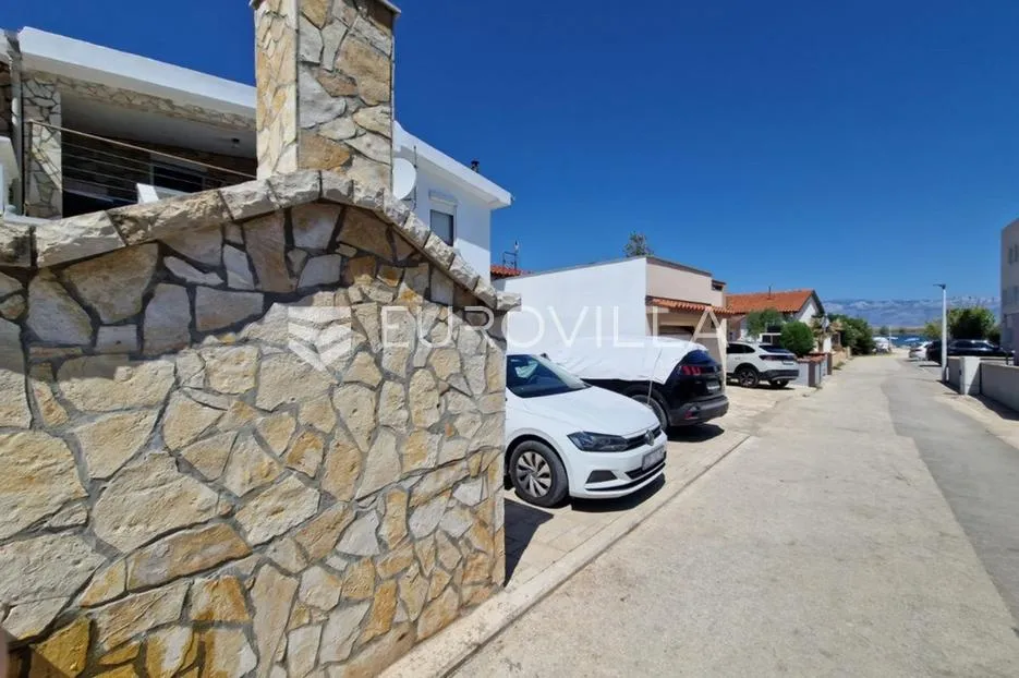 vir, nekretnina na izvrsnoj lokaciji, 40 m od mora, s dva odvojena apartmana - slika 31