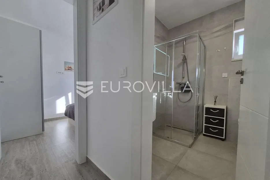 vir, prizemni apartman s 2 spavaće sobe, 40 m od mora, top lokacija - slika 26