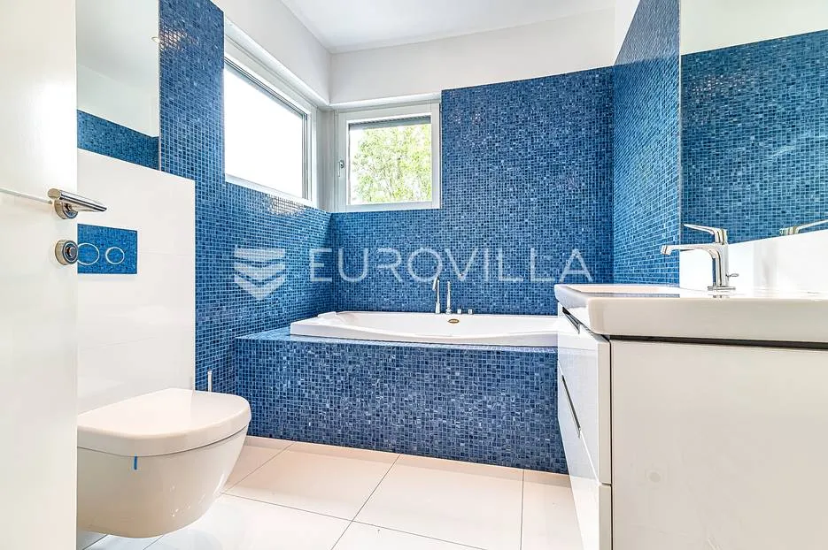 šalata, bijenička, luksuzan četverosoban penthouse - slika 11