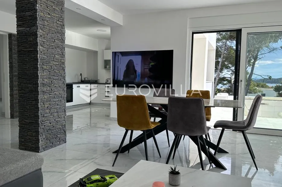 otok rab, banjol, luksuzno prizemlje s bazenom, 200 m² okućnice i pogledom na more - slika 2