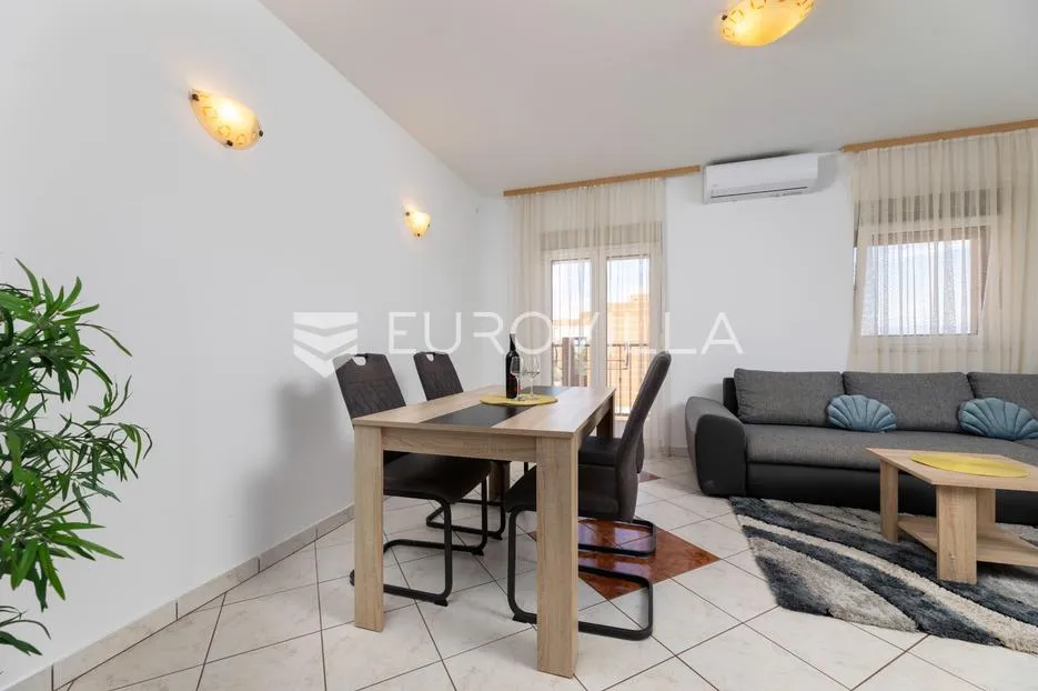 malinska, adaptirana kuća s tri stana 280,72 m², 800m od mora - slika 12