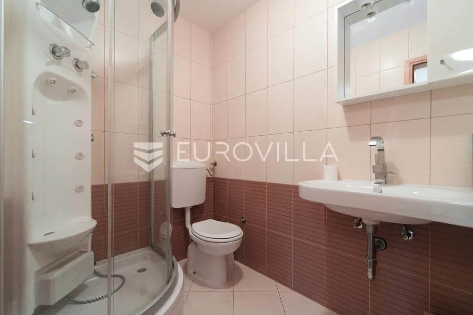 osijek, donji grad, prostrana kuća s dvorištem površine 403 m² - slika 28