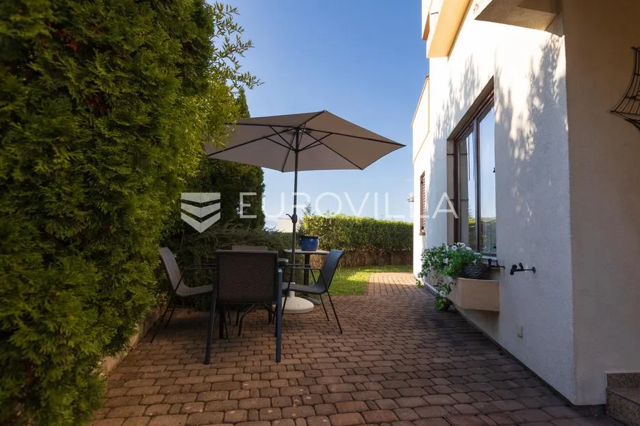Krk, Malinska, trosoban stan 72 m² s privatnom okućnicom od 96 m² i parkingom - Kremenići