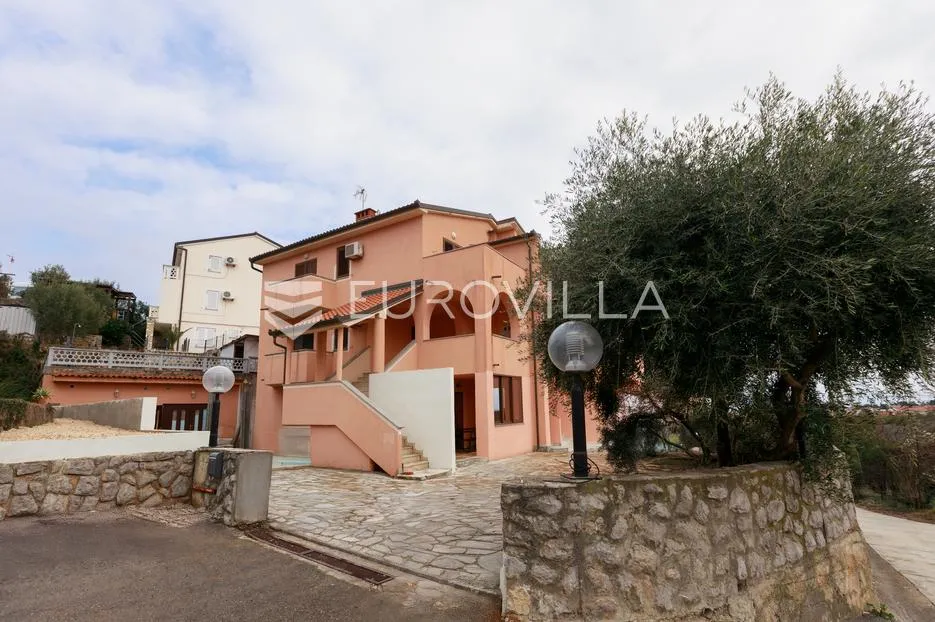 krk, uređen trosoban apartman, velika terasa s otvorenim pogledom - slika 1