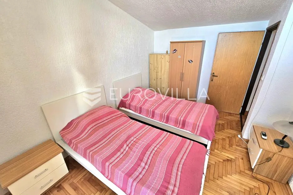 ližnjan, prostrana apartmanska kuća s tri stambene jedinice i vrtom - slika 37