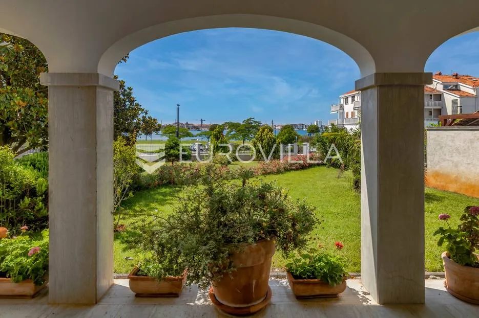 istra, umag - unikatna villa nkp 400 m2 na svega 30 m od mora - slika 12