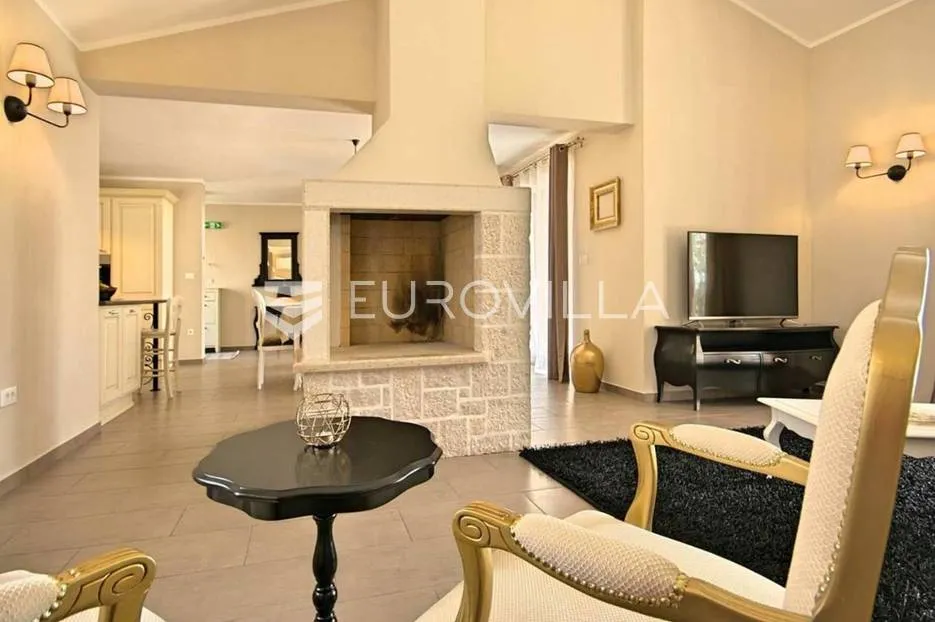 poreč, fuškulin, prekrasna vila okružena zelenilom - slika 40