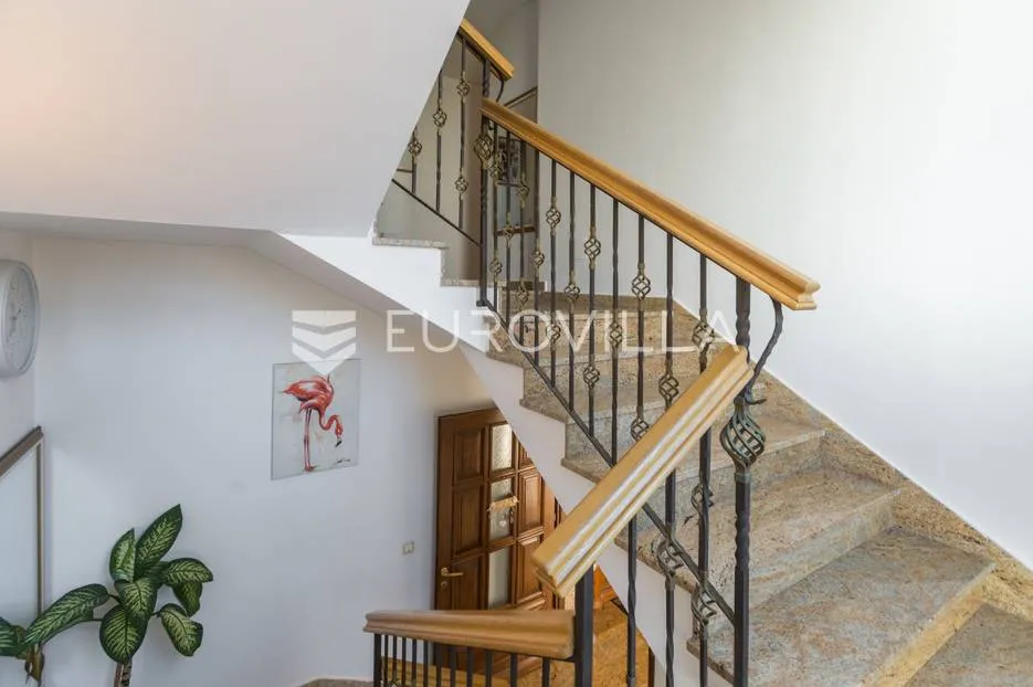 istra, rovinj, apartmanska kuća, 13 stanova, uhodani biznis, odlična prilika - slika 12