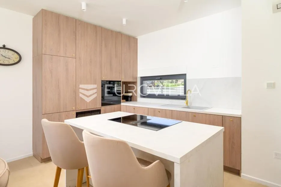 istra, rovinjsko selo, moderna kuća 210 m² s grijanim bazenom, saunom i jacuzzijem - slika 7