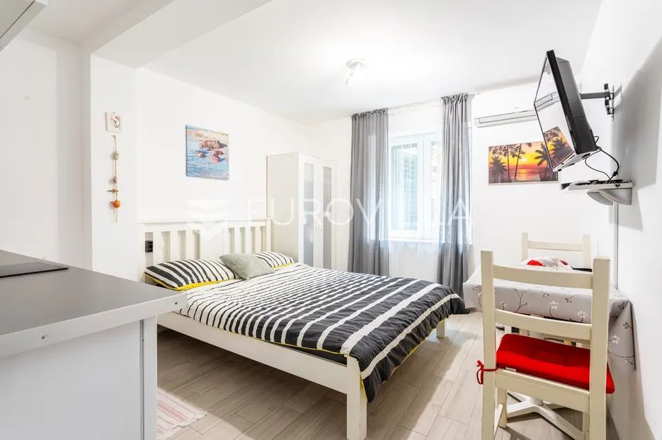 split, bol, dva namještena studio apartmana u centru grada - slika 19