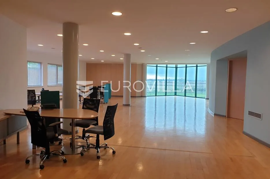 poslovna zgrada za zakup 1276 m² s nenatkrivenom terasom 140 m² novi zagreb, buzin - slika 4