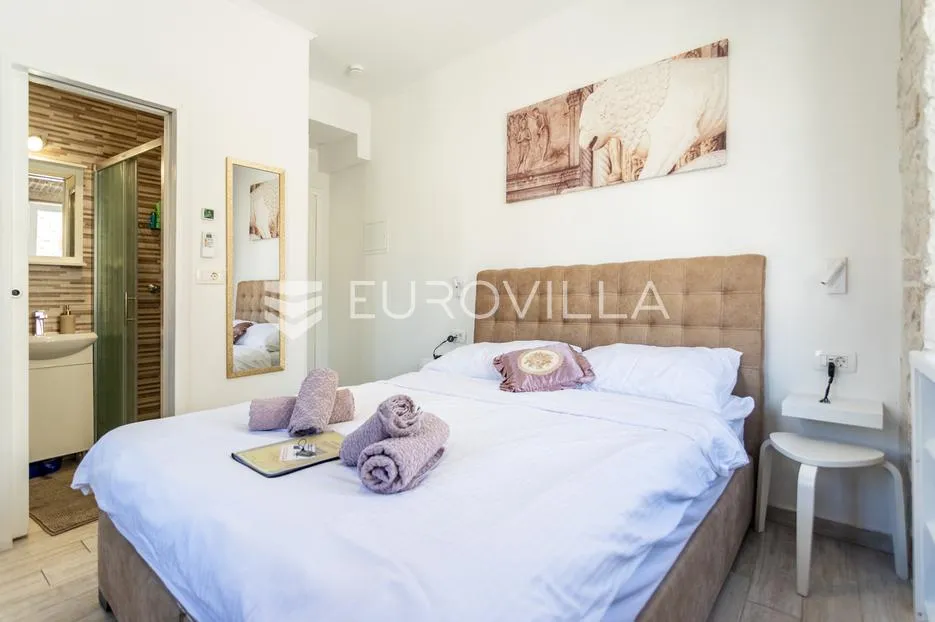 trogir, tri studio apartmana u centru grada - slika 5
