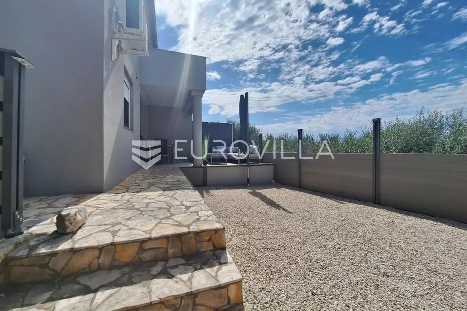 vir, apartman u prizemlju s terasom i vrtom - slika 2