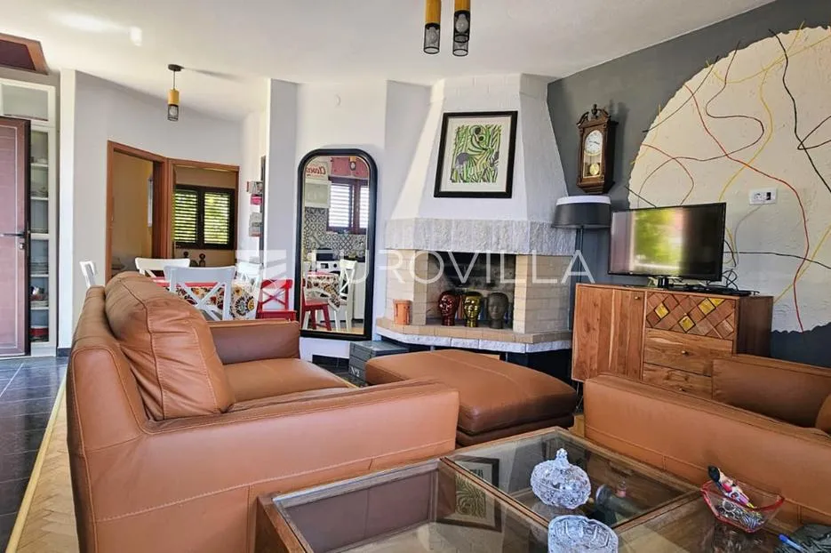 trogir, kuća s tri apartmana s pogledom na more na 50 m od mora - slika 2