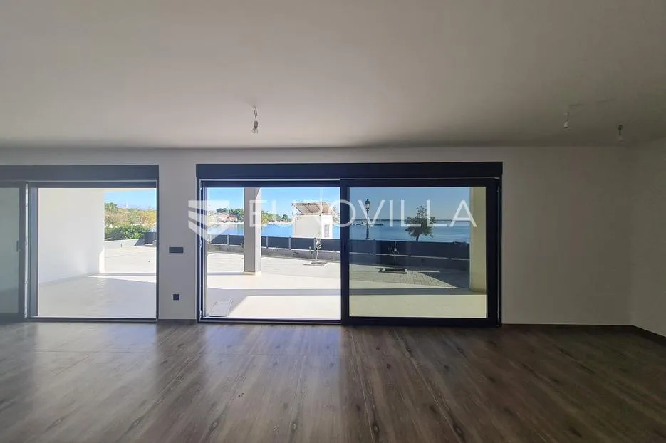 vir, luksuzan apartman s 3 spavaće sobe, prvi red do mora, centar otoka - slika 2