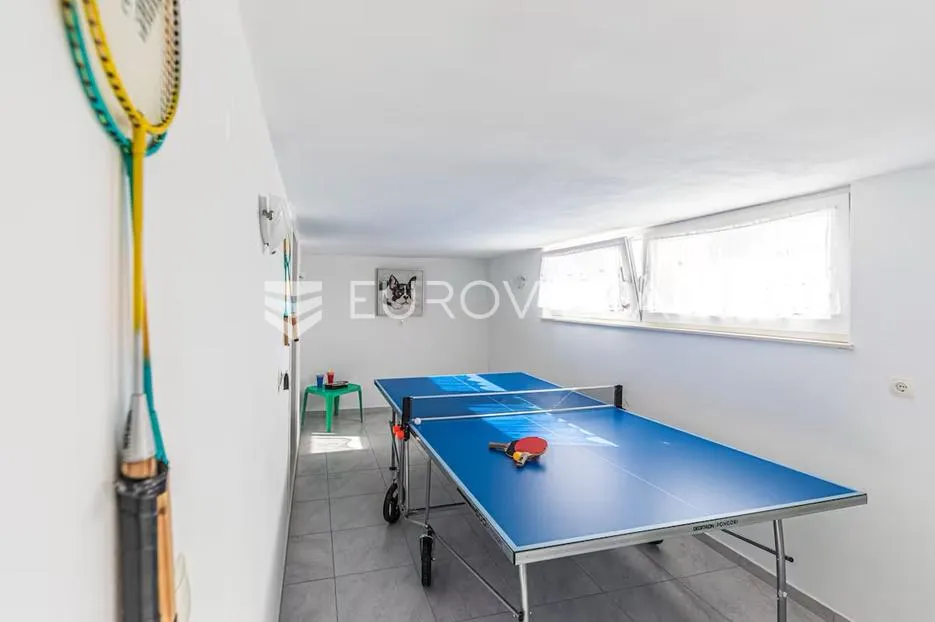 kaštel sućurac, predivna kuća s bazenom u prvom redu do mora - slika 56