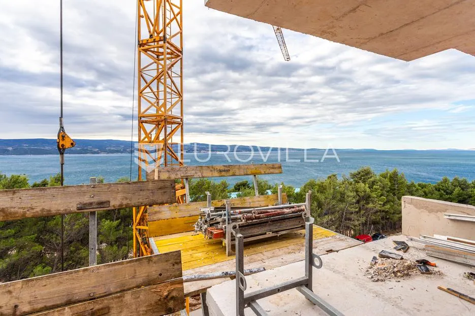 Omiš, dvosoban stan na četvrtom katu s panoramskim pogledom na more i grad, 86 m²