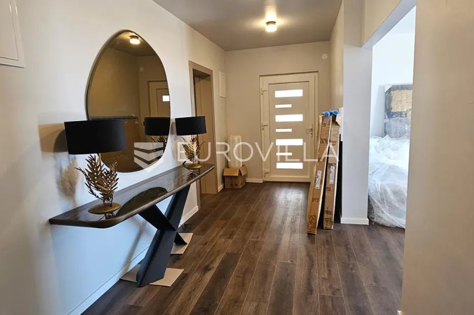 trogir, seget renovirana kuća s tri novouređena stana od 250 m², s gražom i parkingom - slika 11