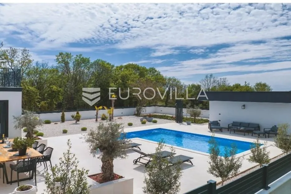 istra, krnica, prekrasna moderna vila od 135 m² na velikoj uređenoj okućnici - slika 29