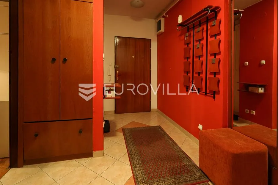 Slavonski Brod, CENTAR, komforan trosoban stan 68 m²