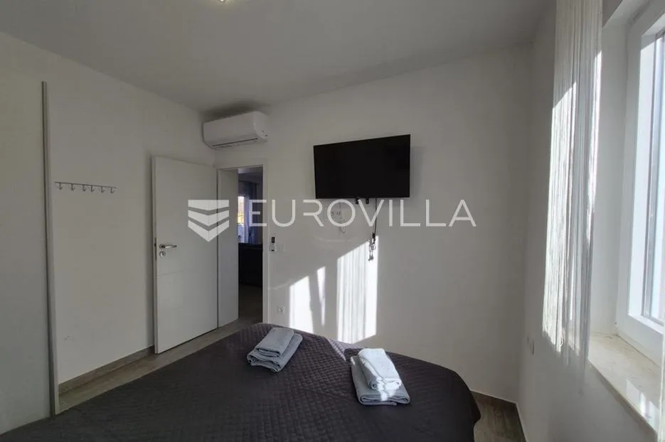 vir, prizemni apartman s 2 spavaće sobe, 40 m od mora, top lokacija - slika 31