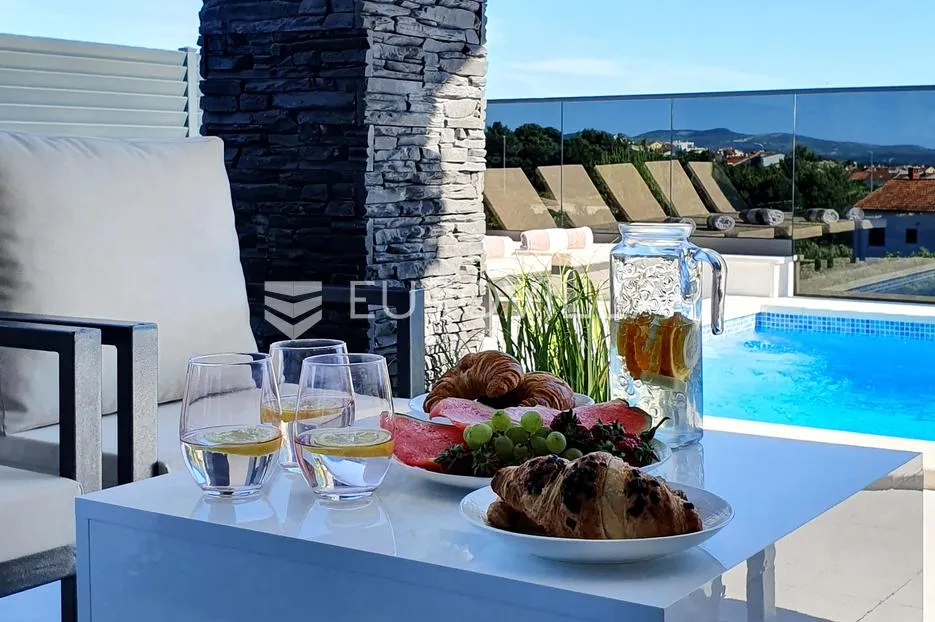 šibenik, podsolarsko, prekrasna kuća s bazenom i pogledom na more - slika 2