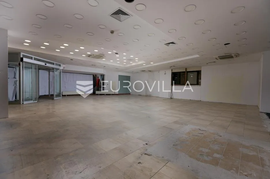 centar rijeke, prizemni poslovni prostor 169 m² s dva izloga, dugoročni najam - slika 7