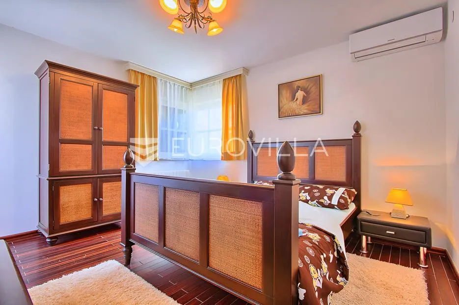 poreč, ekskluzivna vila s 430 m2, atraktivna lokacija - slika 51