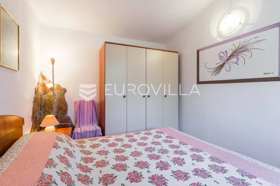 pula, veli vrh, vila s 4 odvojena apartmana, bazenom i velikom okućnicom - slika 57