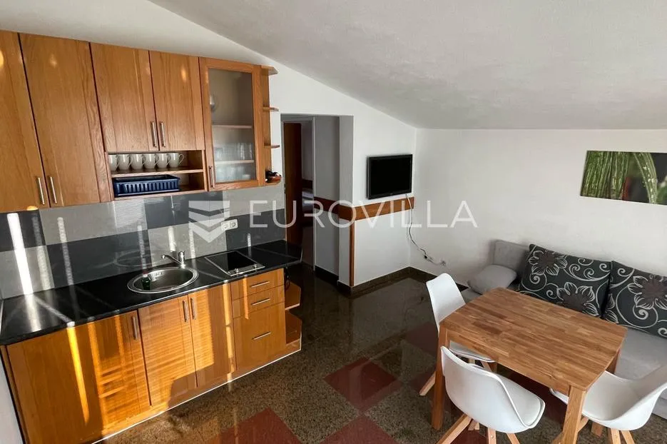 zadar, vrsi, lijepa kuća s apartmanima i vrtom - slika 13