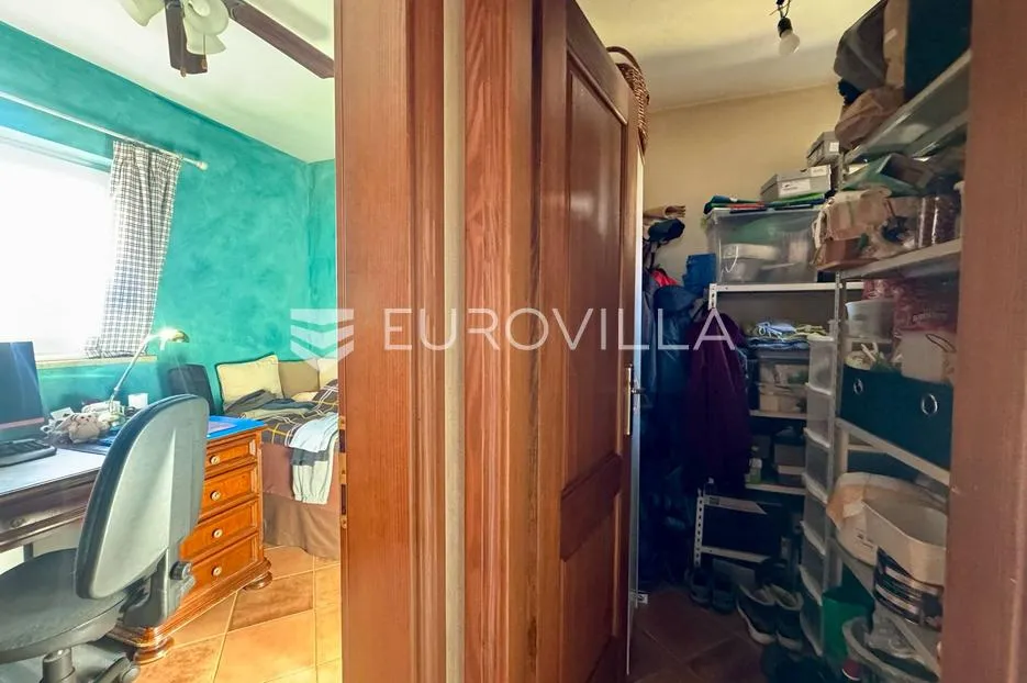 pula, samostojeća kuća s vrtom u blizini centra - slika 8