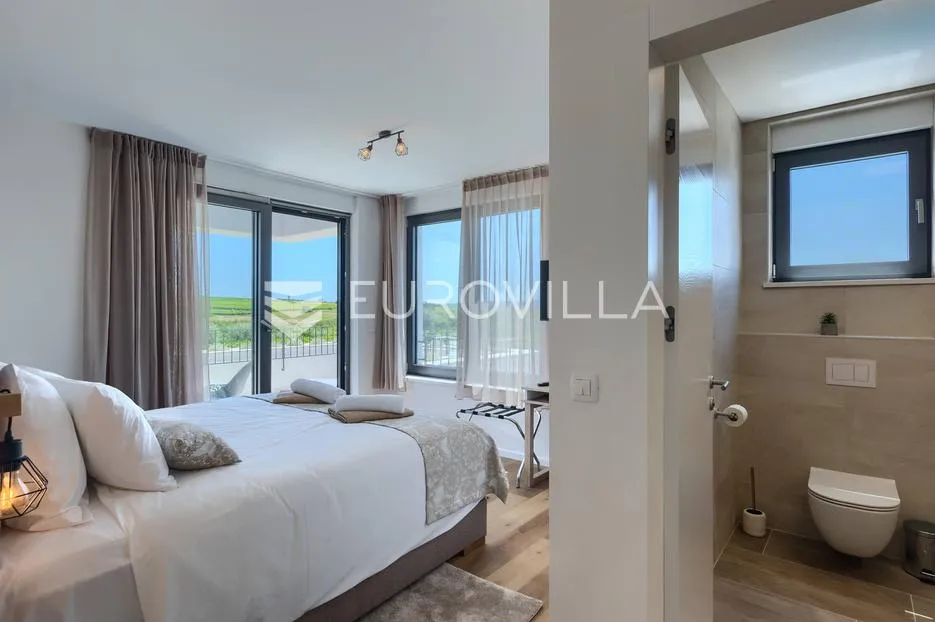 istra, brtonigla, moderna vila s bazenom i jacuzzijem - slika 32