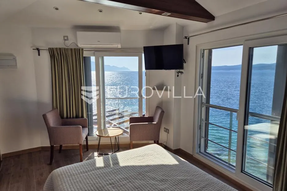 omiš, stanići, eskluzivna vila prvi red uz more - slika 18