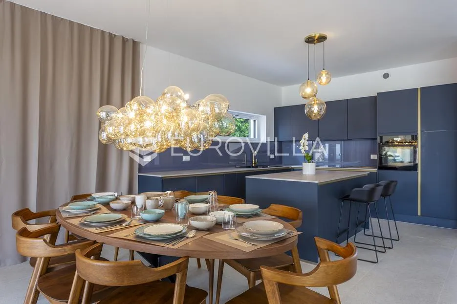 rovinj, ekskluzivna vila s bazenom i panoramskim pogledom na more - slika 10